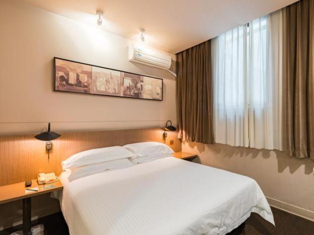 Jinjiang Inn Nanjing Road Pedestrian Streeteast Asia Hotel Шанхай Екстер'єр фото